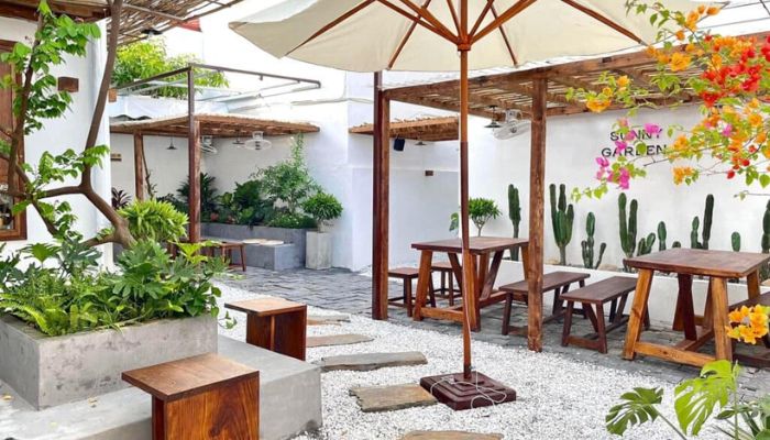 Top Mẫu Thiết Kế Quán Cafe Sân Vườn Giá Rẻ Được Ưa Chuộng Nhất Hiện Nay 3 Tận dụng tối đa ánh sáng tự nhiên và cây xanh để mang lại sự thoáng mát