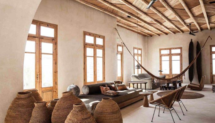 Xu Hướng Thiết Kế Quán Cà Phê Phong Cách Farmhouse Được Ưa Chuộng Hiện Nay 2 Tông màu nhẹ, ánh sáng tự nhiên và nội thất bằng gỗ mang lại cảm giác như đang ở nhà