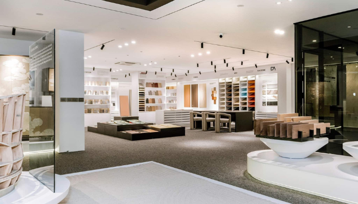 Vì Sao Nên Chọn Đơn Vị Thiết Kế Showroom Nội Thất Uy Tín Cho Dự Án Của Bạn? 2 Showroom tập trung ánh sáng và bố trí điểm nhấn thu hút ánh nhìn